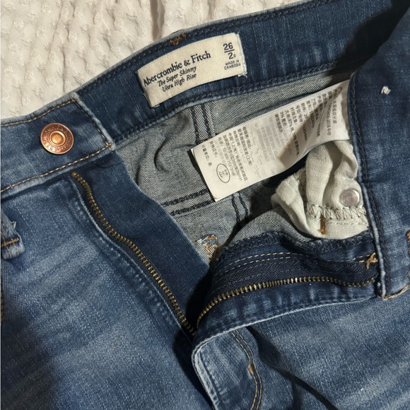A&F Super Skinny Ultra High Rise 26/2 jeans - Picture 8 of 8